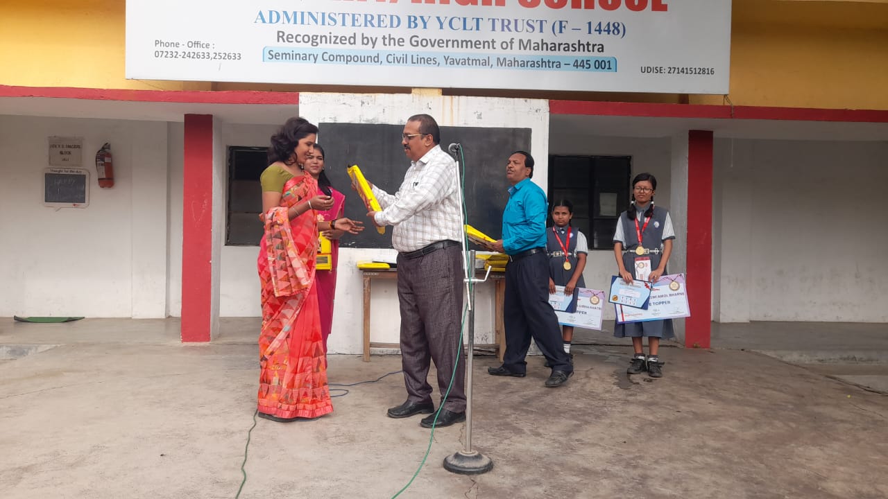 A placeholder image of 600x400 pixels with a gray background and centered text