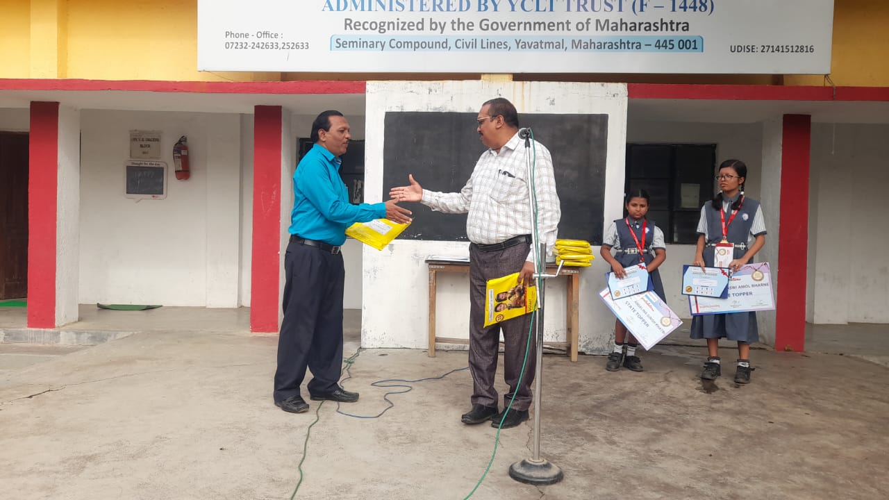 A placeholder image of 600x400 pixels with a gray background and centered text