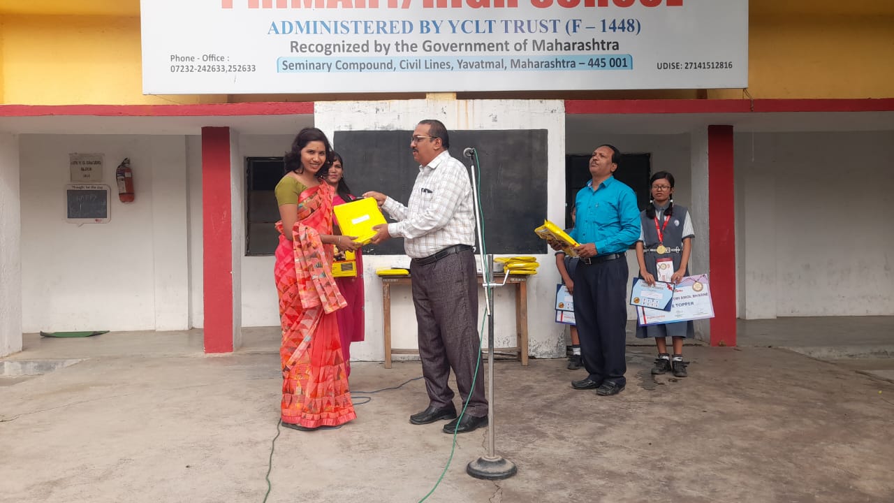 A placeholder image of 600x400 pixels with a gray background and centered text