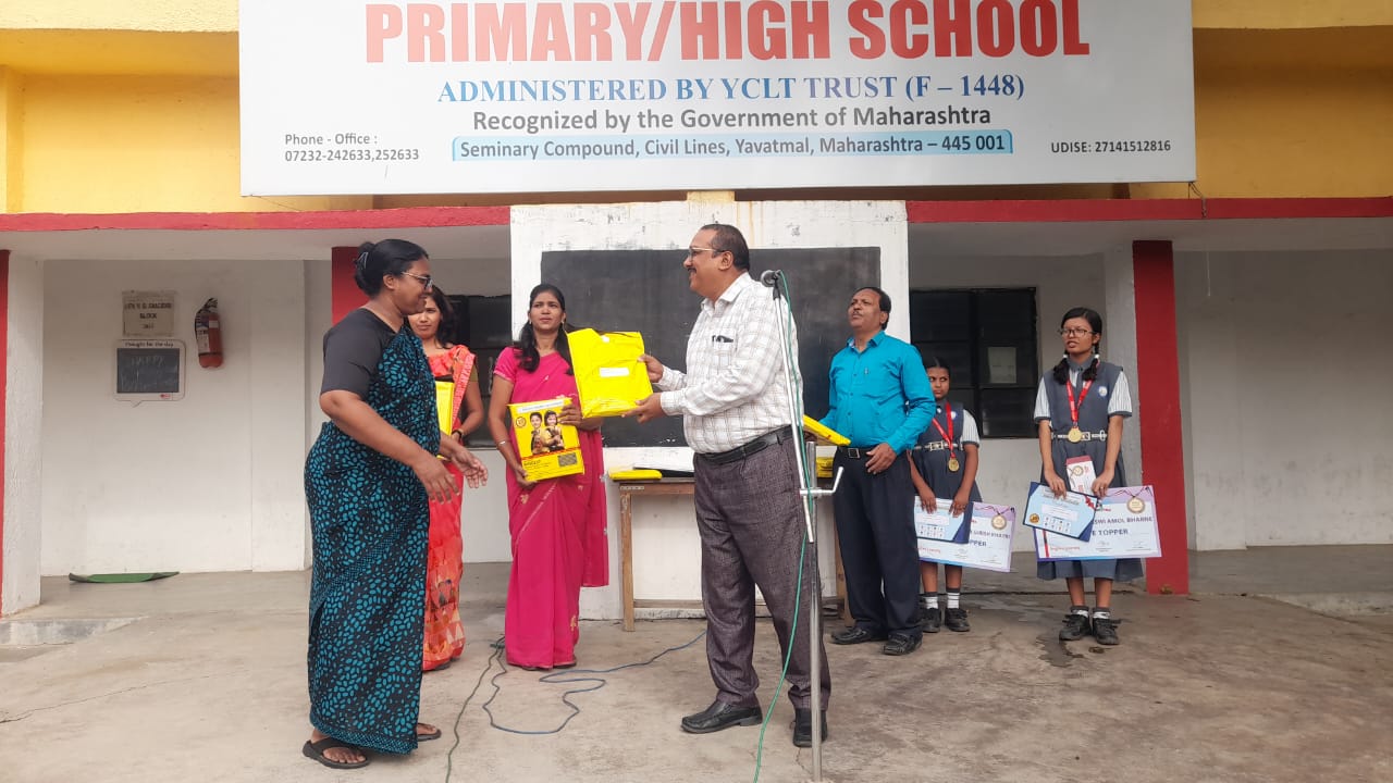 A placeholder image of 600x400 pixels with a gray background and centered text