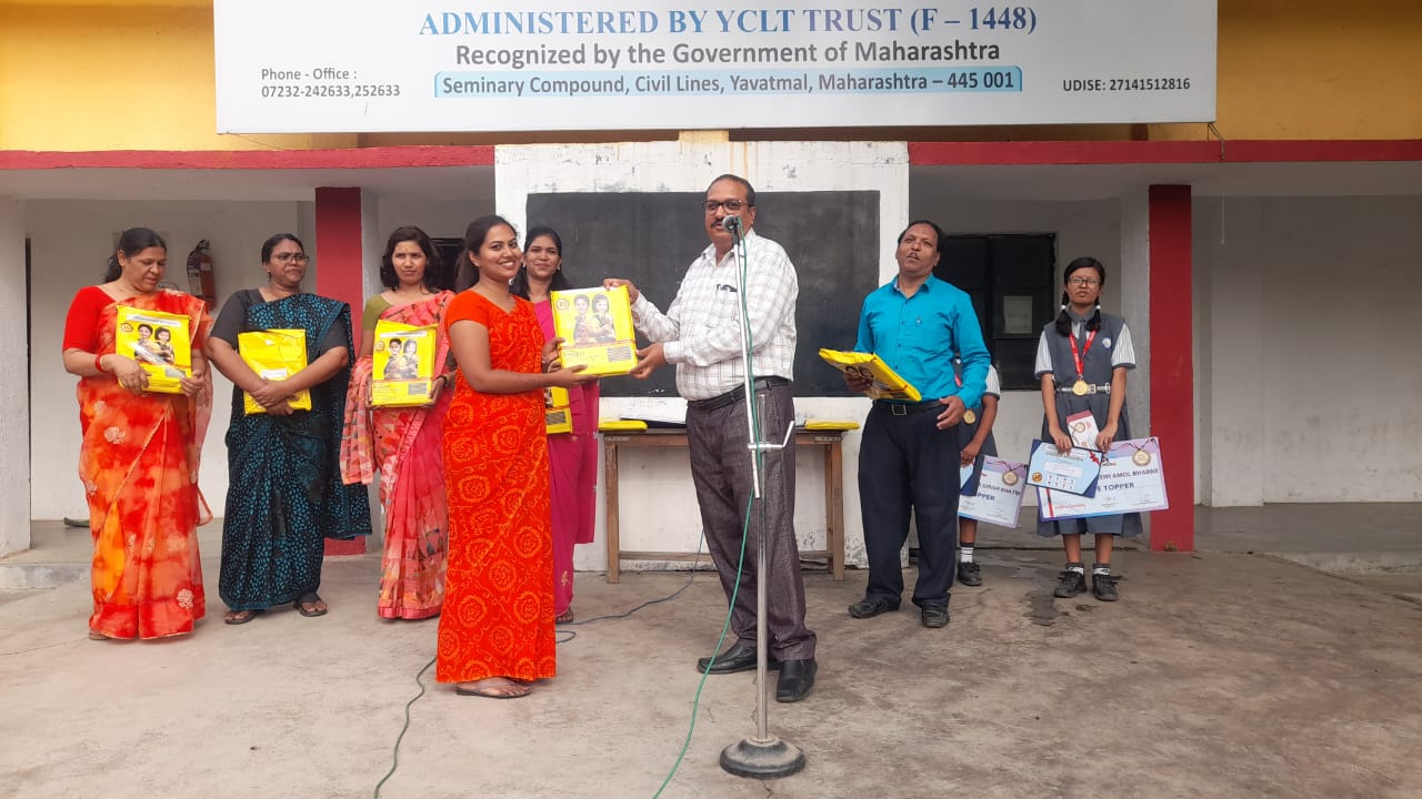 A placeholder image of 600x400 pixels with a gray background and centered text