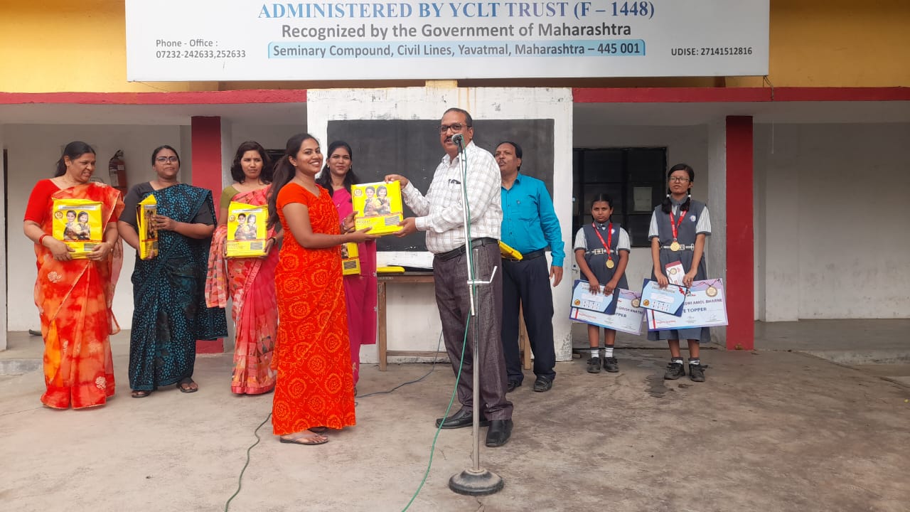 A placeholder image of 600x400 pixels with a gray background and centered text